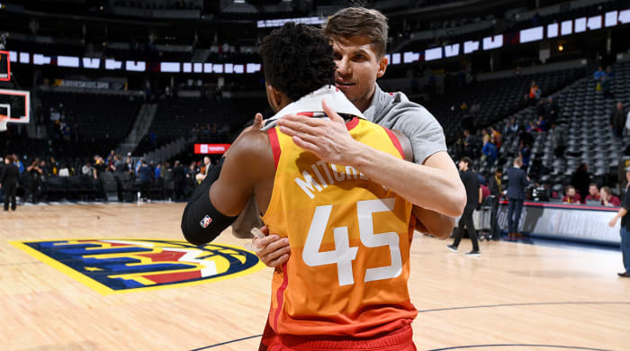 kyle_korver_hugs_donovan_mitchell.jpg